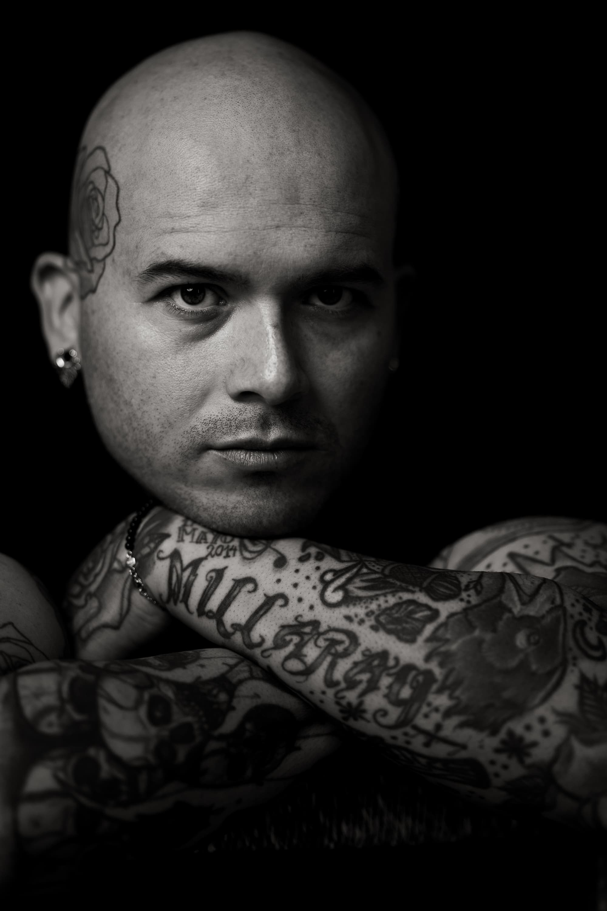 studio headshot in palma with bright background, smiling woman, clean retouch